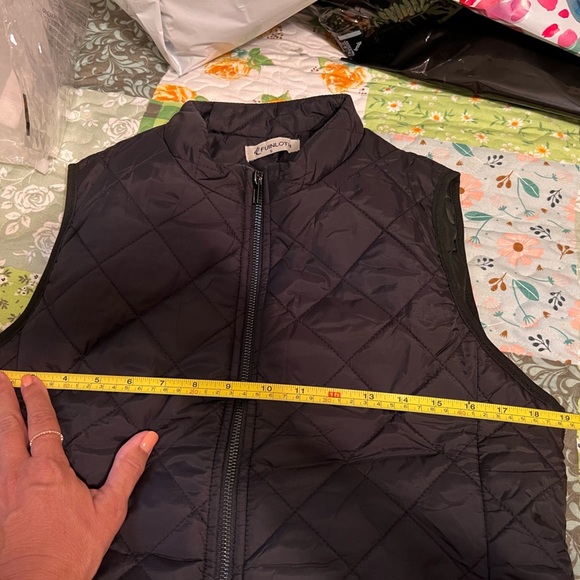 Quilted Black Vest with Zipper Pockets - Picture 4 of 5